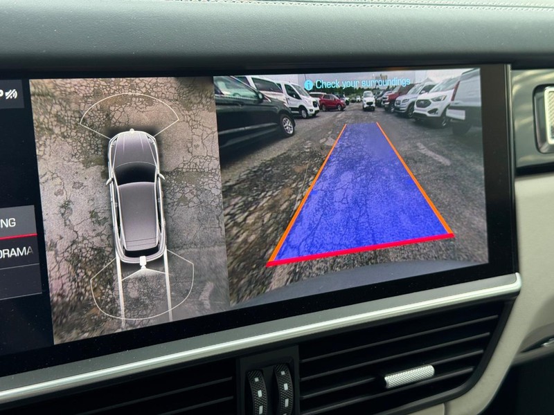 Porsche Cayenne Vehicle Full-screen Gallery Image 26