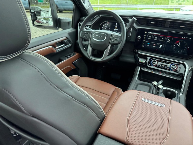 GMC Sierra 2500HD Vehicle Full-screen Gallery Image 14