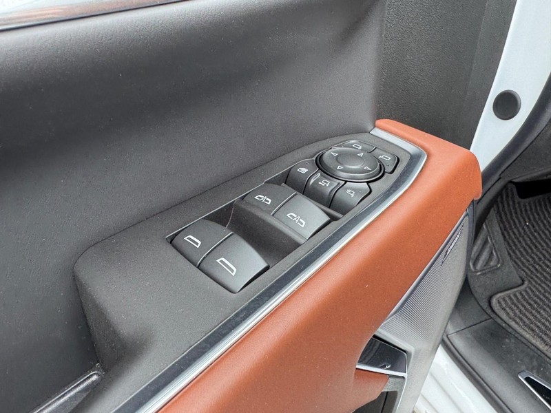 GMC Sierra 2500HD Vehicle Full-screen Gallery Image 18