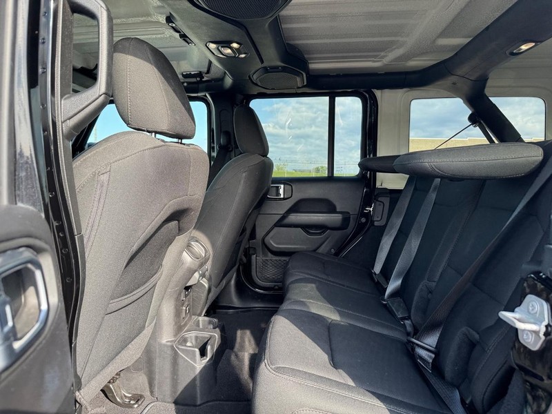 Jeep Wrangler Unlimited Vehicle Full-screen Gallery Image 12