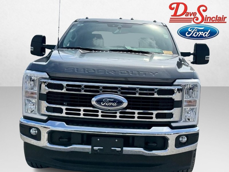 Ford Super Duty F-350 SRW Vehicle Full-screen Gallery Image 02