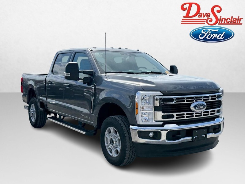 Ford Super Duty F-350 SRW Vehicle Full-screen Gallery Image 04