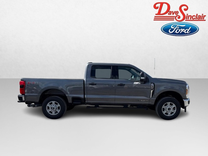 Ford Super Duty F-350 SRW Vehicle Full-screen Gallery Image 05