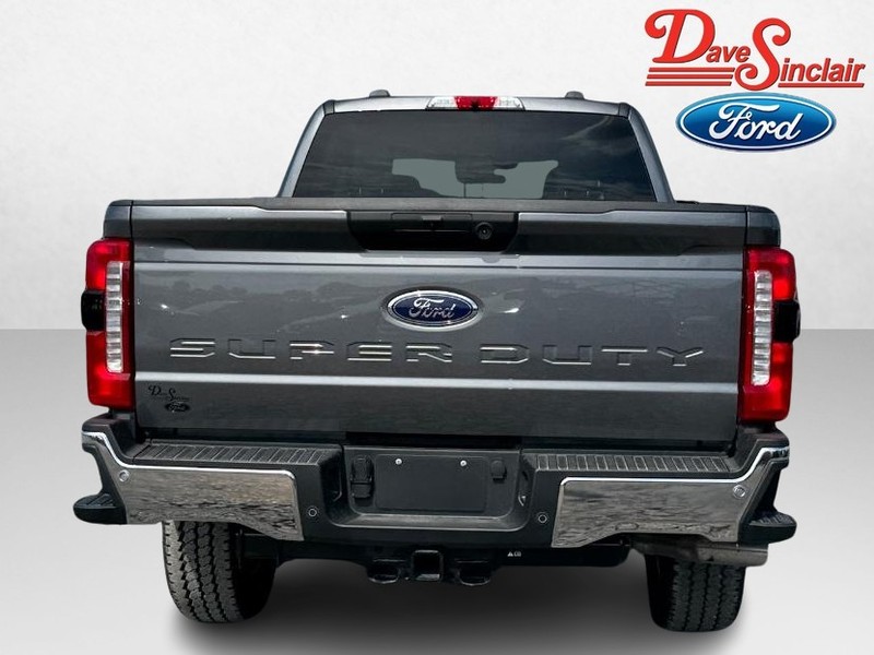 Ford Super Duty F-350 SRW Vehicle Full-screen Gallery Image 07