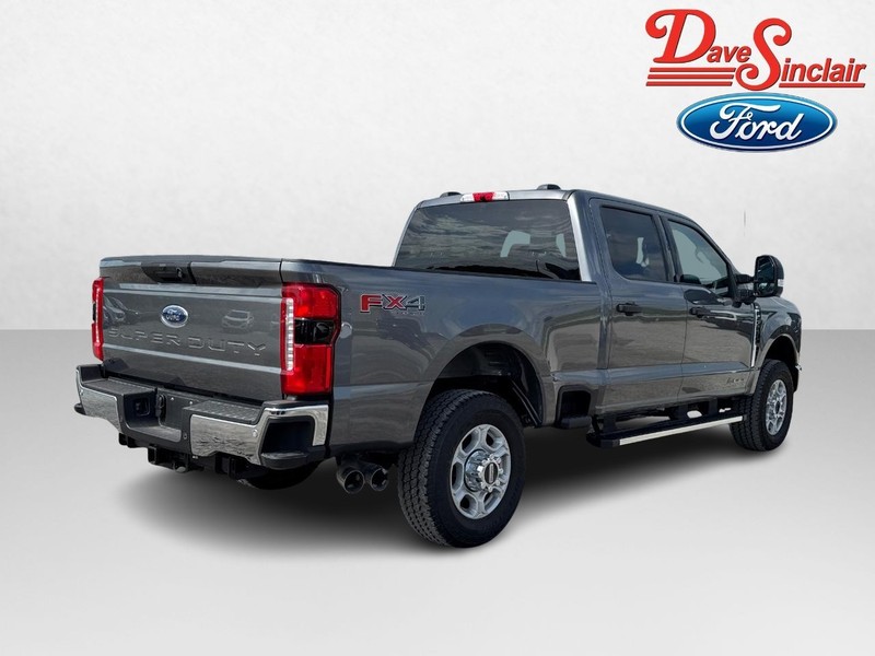 Ford Super Duty F-350 SRW Vehicle Full-screen Gallery Image 08