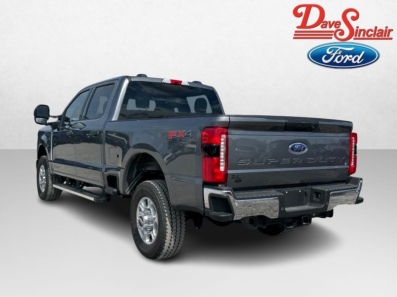 Ford Super Duty F-350 SRW Vehicle Full-screen Gallery Image 09