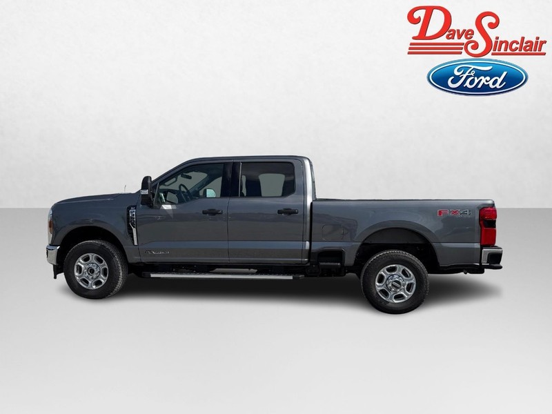 Ford Super Duty F-350 SRW Vehicle Full-screen Gallery Image 10