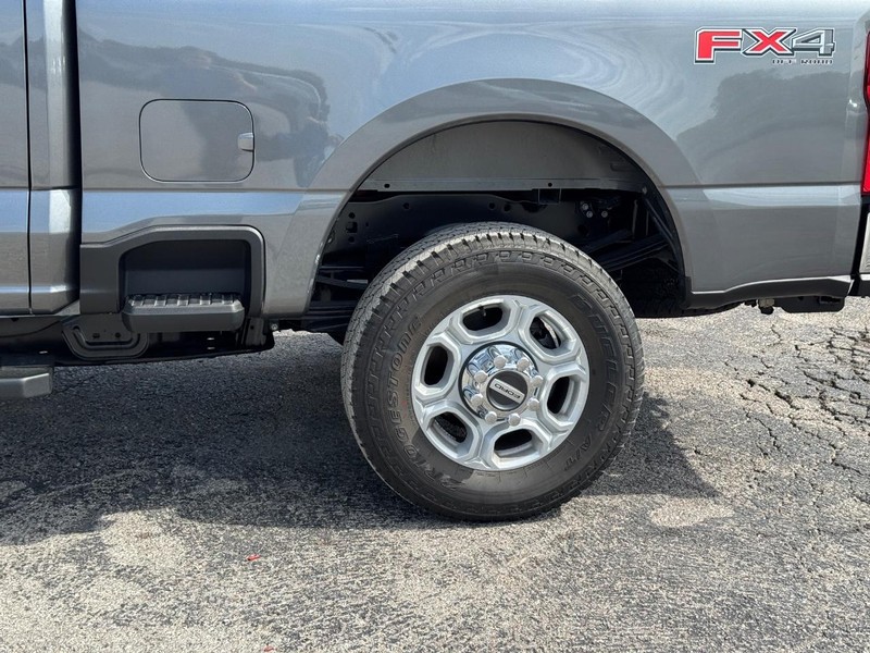 Ford Super Duty F-350 SRW Vehicle Full-screen Gallery Image 11