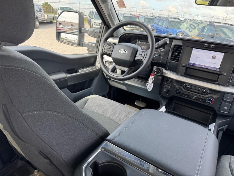 Ford Super Duty F-350 SRW Vehicle Full-screen Gallery Image 14