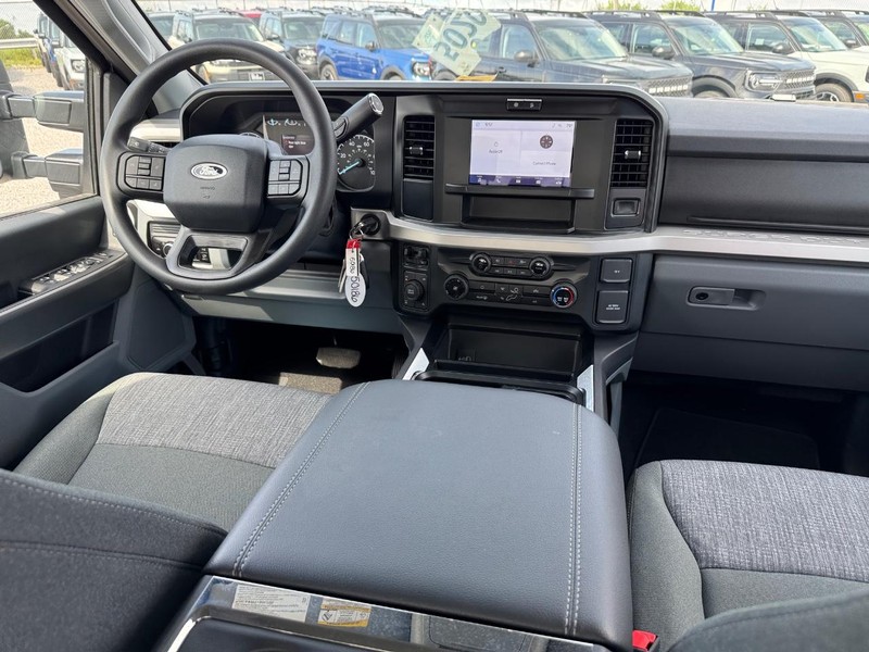 Ford Super Duty F-350 SRW Vehicle Full-screen Gallery Image 15