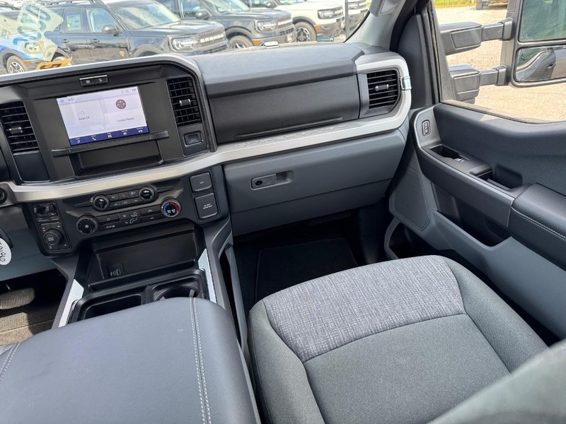 Ford Super Duty F-350 SRW Vehicle Full-screen Gallery Image 16