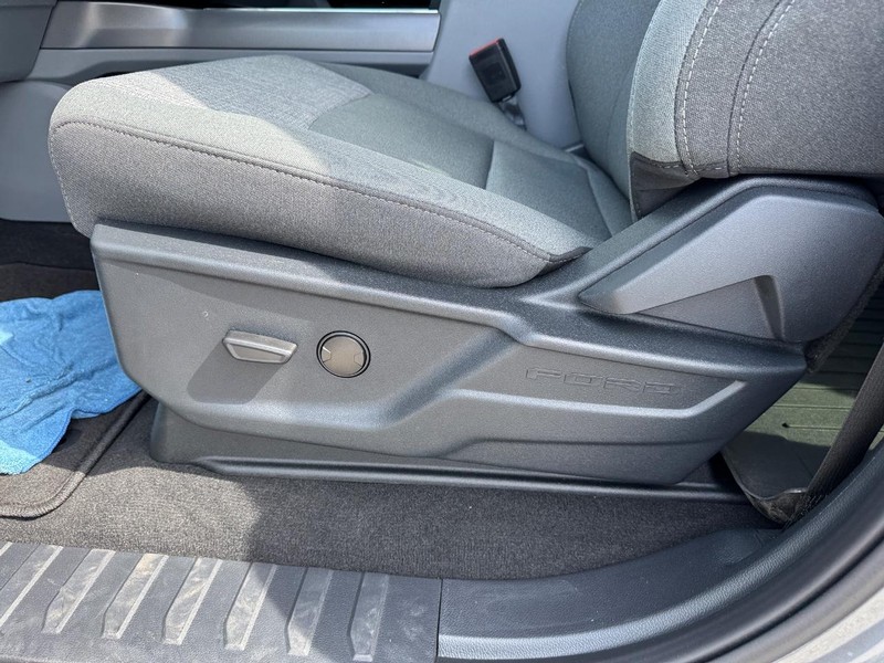 Ford Super Duty F-350 SRW Vehicle Full-screen Gallery Image 17