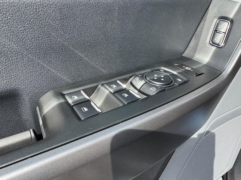 Ford Super Duty F-350 SRW Vehicle Full-screen Gallery Image 18
