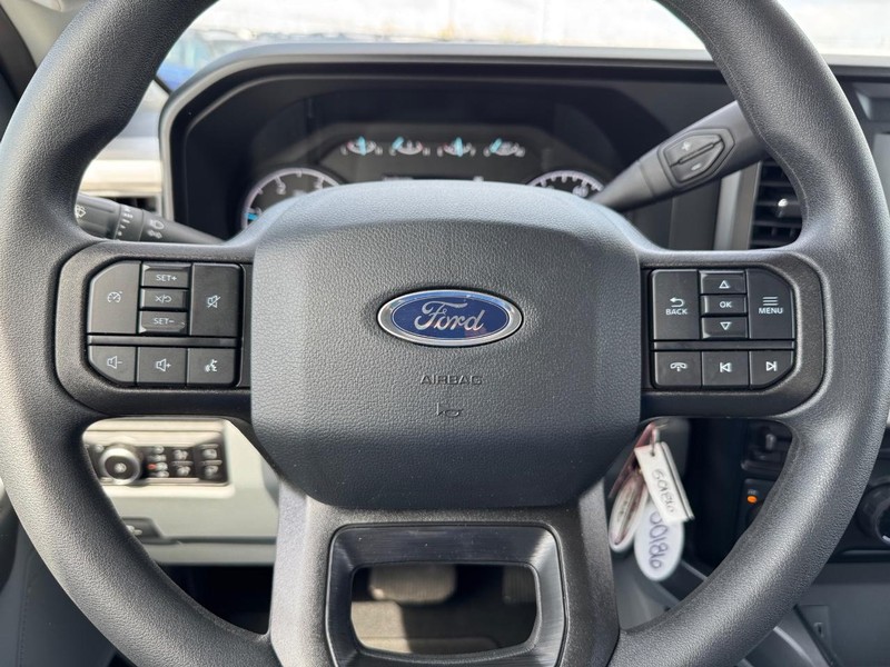 Ford Super Duty F-350 SRW Vehicle Full-screen Gallery Image 19