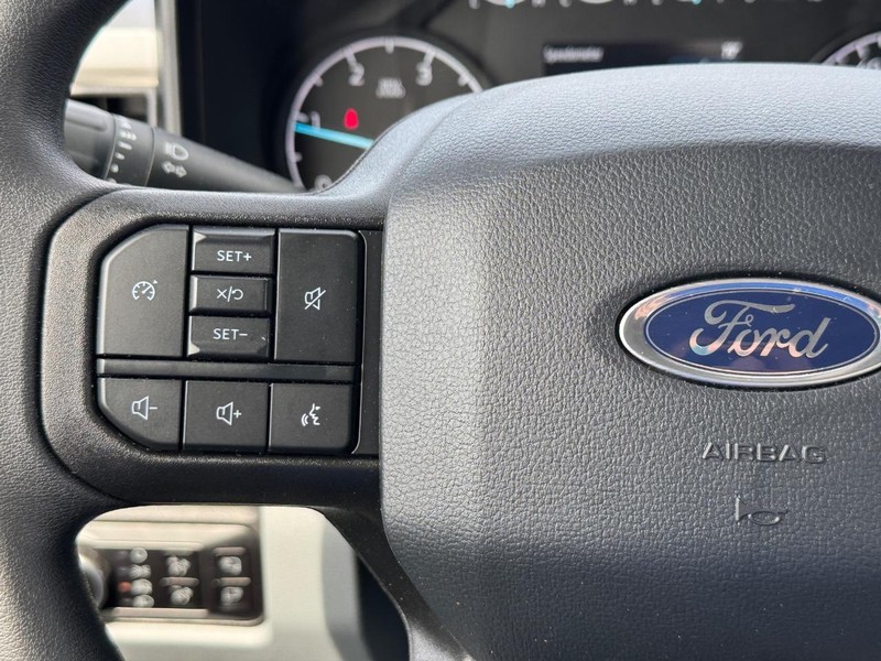 Ford Super Duty F-350 SRW Vehicle Full-screen Gallery Image 20