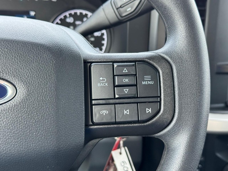 Ford Super Duty F-350 SRW Vehicle Full-screen Gallery Image 21
