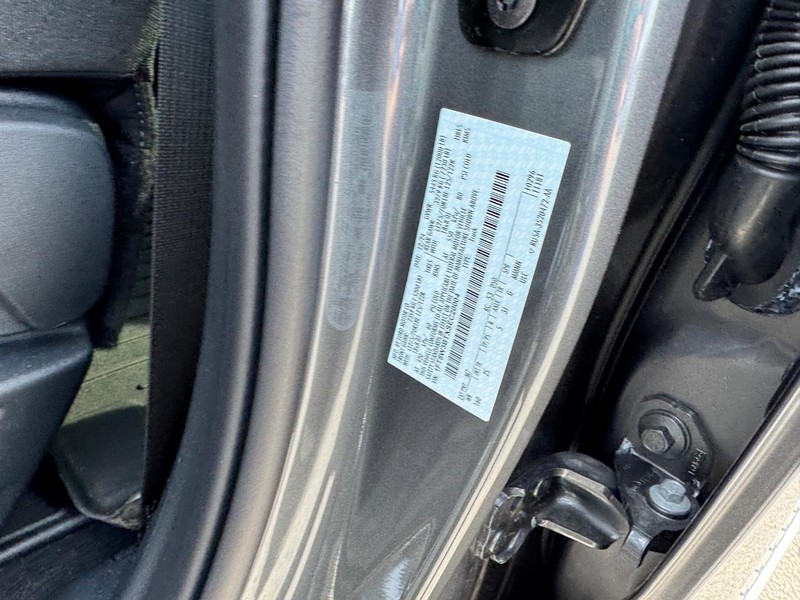 Ford Super Duty F-350 SRW Vehicle Full-screen Gallery Image 24