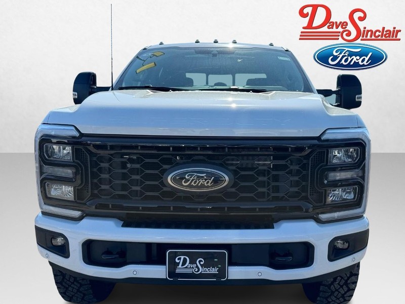Ford Super Duty F-250 SRW Vehicle Full-screen Gallery Image 02