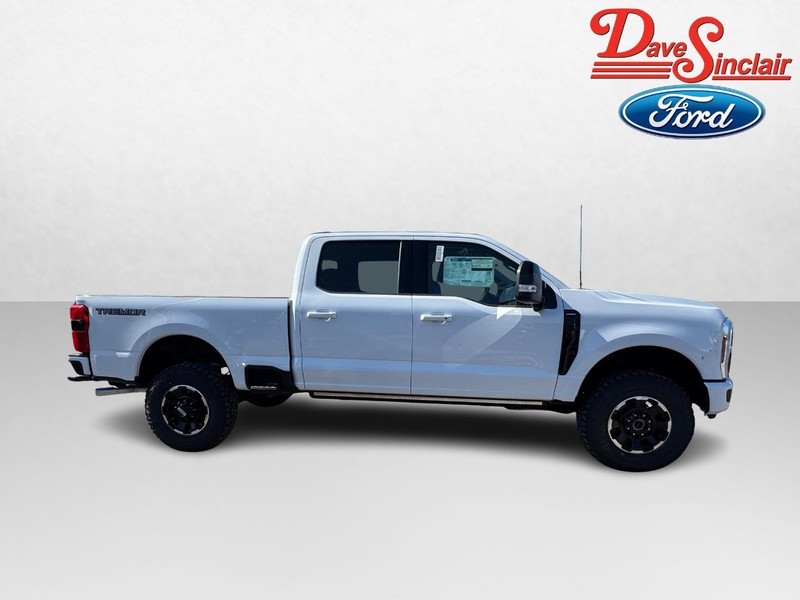 Ford Super Duty F-250 SRW Vehicle Full-screen Gallery Image 05