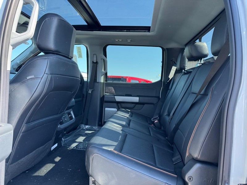 Ford Super Duty F-250 SRW Vehicle Full-screen Gallery Image 12