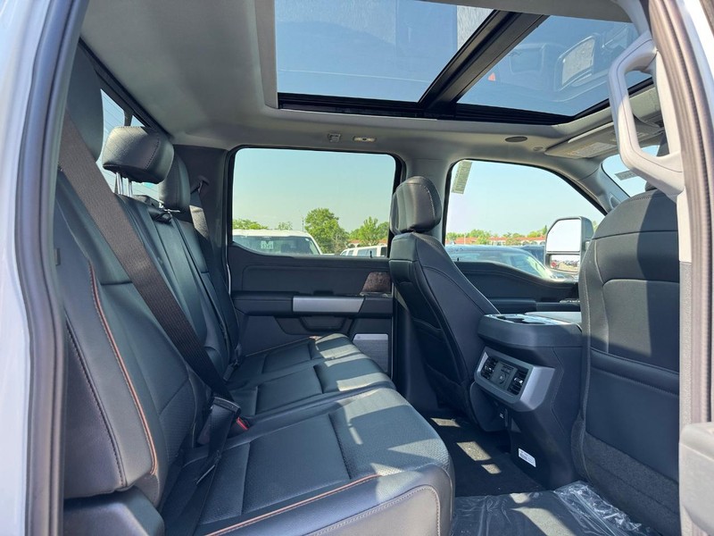Ford Super Duty F-250 SRW Vehicle Full-screen Gallery Image 14