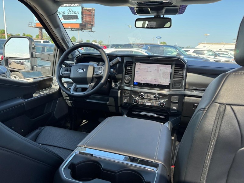 Ford Super Duty F-250 SRW Vehicle Full-screen Gallery Image 15