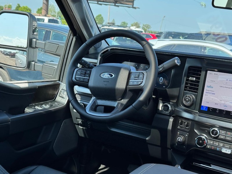 Ford Super Duty F-250 SRW Vehicle Full-screen Gallery Image 16