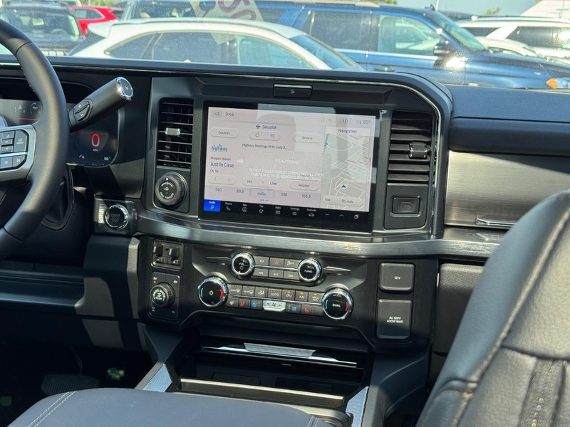 Ford Super Duty F-250 SRW Vehicle Full-screen Gallery Image 17