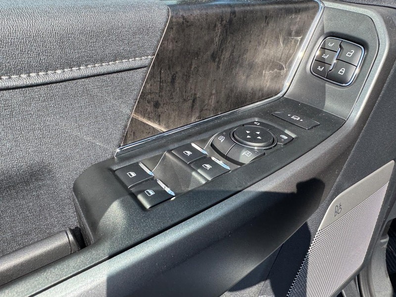 Ford Super Duty F-250 SRW Vehicle Full-screen Gallery Image 19