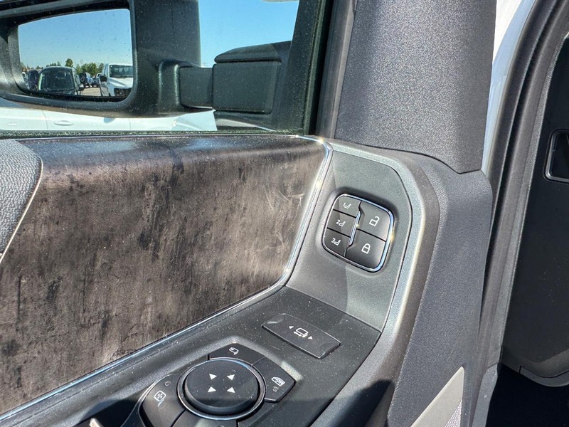 Ford Super Duty F-250 SRW Vehicle Full-screen Gallery Image 20