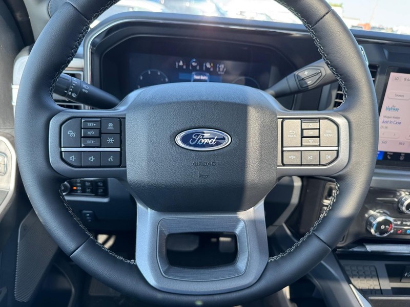 Ford Super Duty F-250 SRW Vehicle Full-screen Gallery Image 21