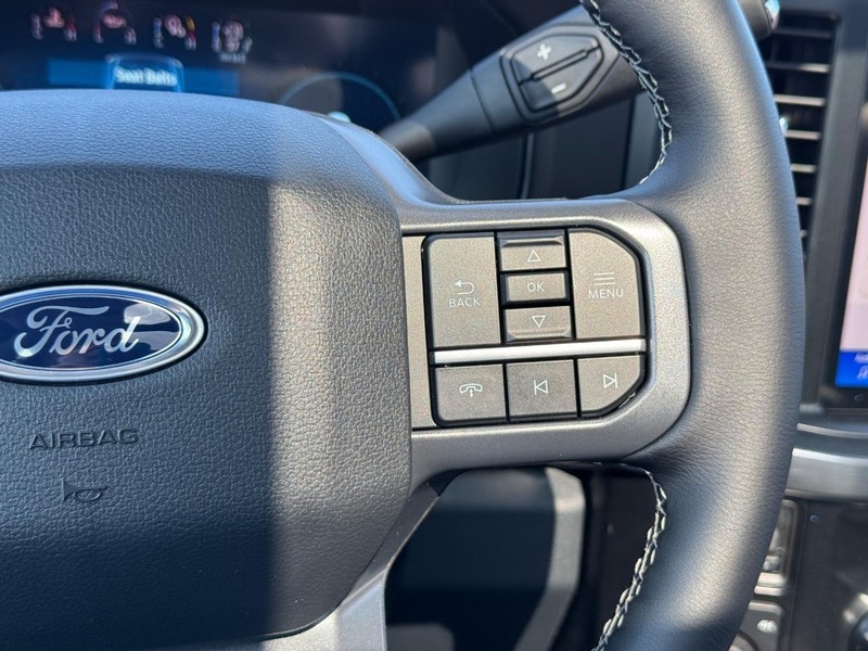 Ford Super Duty F-250 SRW Vehicle Full-screen Gallery Image 23