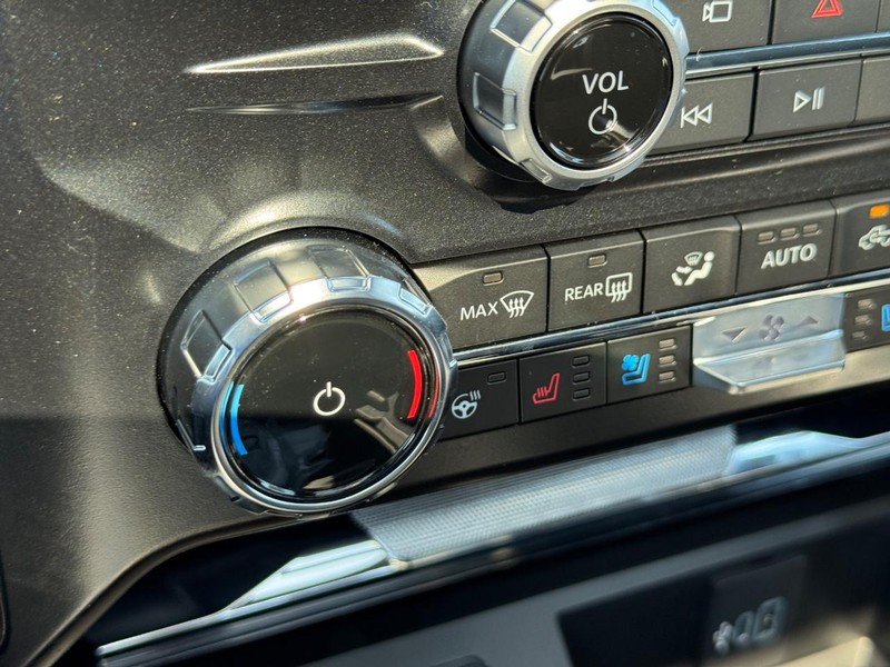 Ford Super Duty F-250 SRW Vehicle Full-screen Gallery Image 25