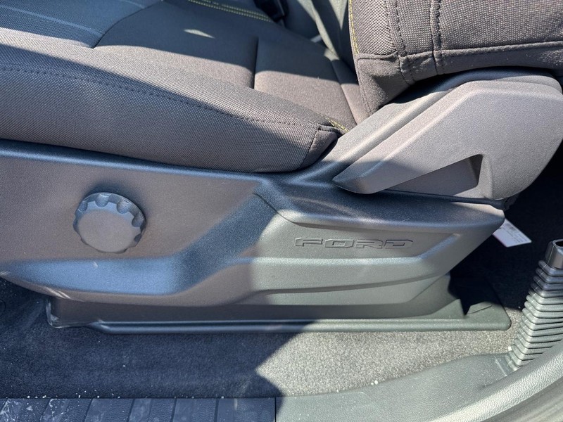Ford F-150 Vehicle Full-screen Gallery Image 18