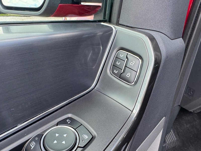 Ford F-150 Vehicle Full-screen Gallery Image 19
