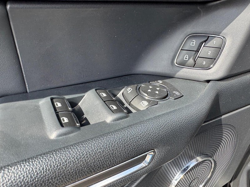 Ford Expedition Vehicle Full-screen Gallery Image 20