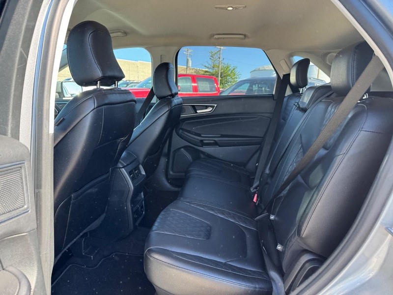 Ford Edge Vehicle Full-screen Gallery Image 12