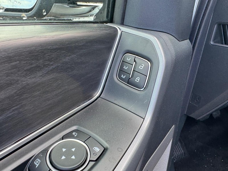 Ford F-150 Vehicle Full-screen Gallery Image 21