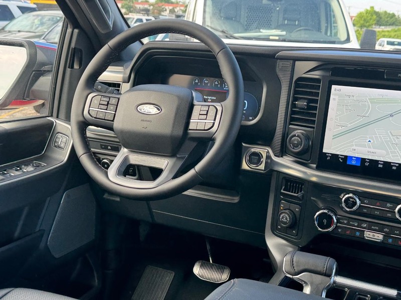 Ford F-150 Vehicle Full-screen Gallery Image 15