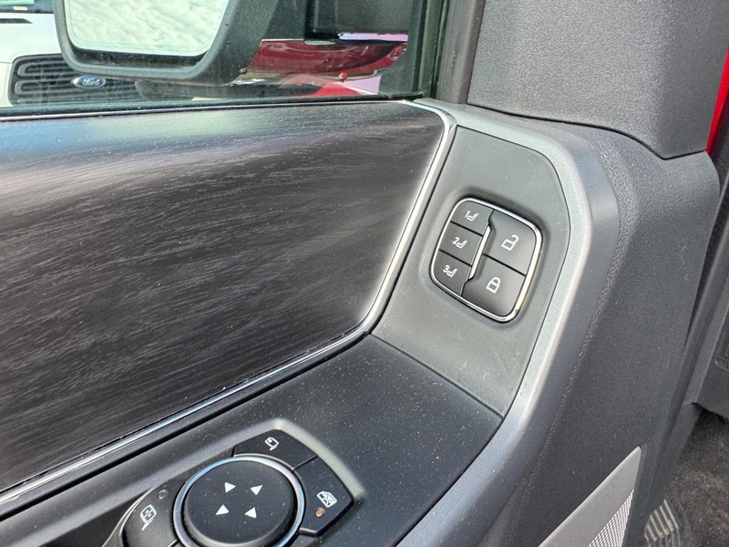 Ford F-150 Vehicle Full-screen Gallery Image 20