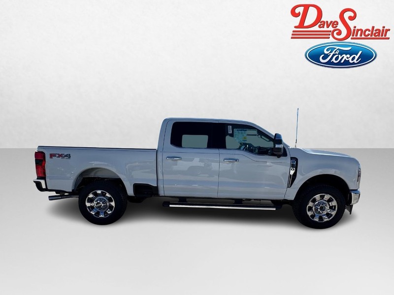 Ford Super Duty F-250 SRW Vehicle Full-screen Gallery Image 05