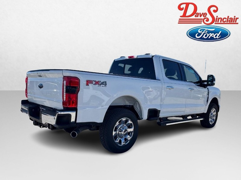 Ford Super Duty F-250 SRW Vehicle Full-screen Gallery Image 07
