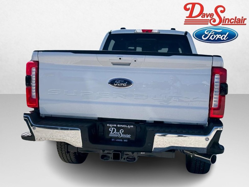 Ford Super Duty F-250 SRW Vehicle Full-screen Gallery Image 08