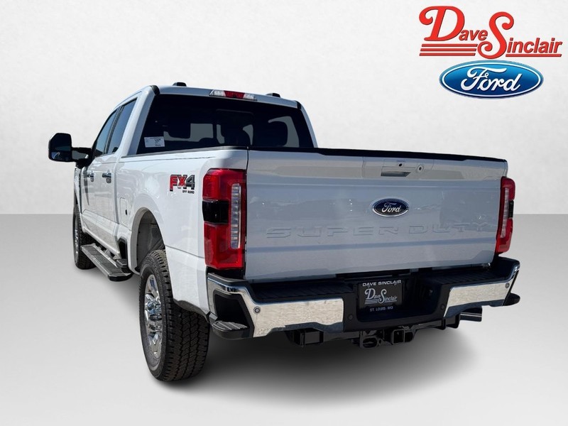 Ford Super Duty F-250 SRW Vehicle Full-screen Gallery Image 09