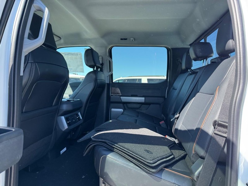 Ford Super Duty F-250 SRW Vehicle Full-screen Gallery Image 12