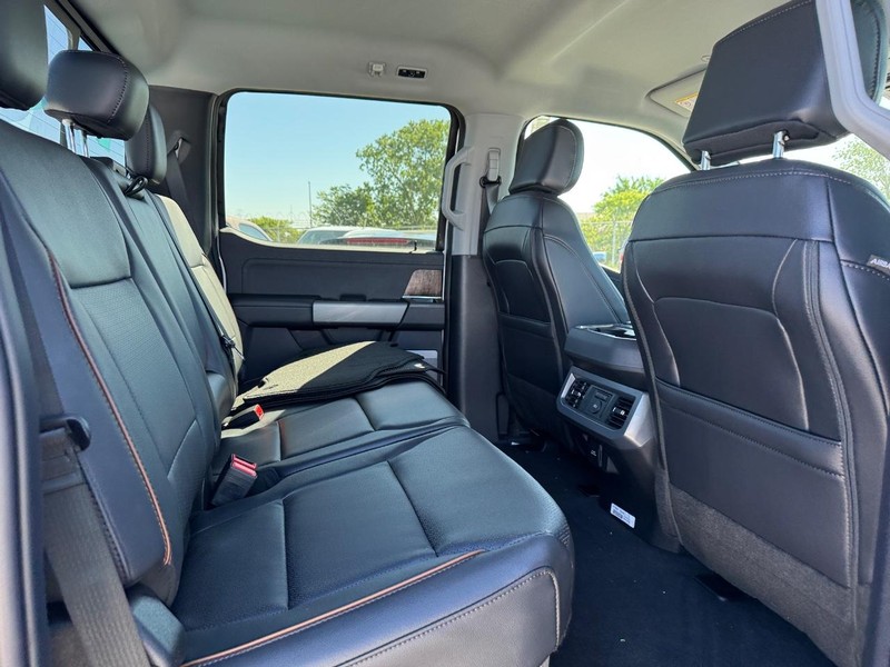 Ford Super Duty F-250 SRW Vehicle Full-screen Gallery Image 13