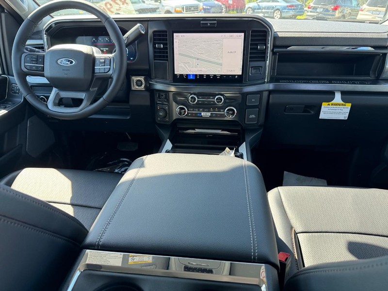 Ford Super Duty F-250 SRW Vehicle Full-screen Gallery Image 14