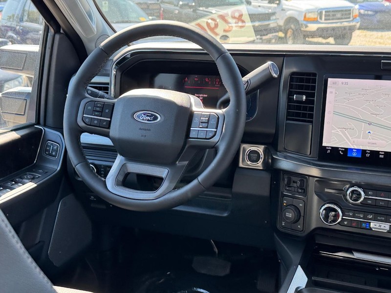Ford Super Duty F-250 SRW Vehicle Full-screen Gallery Image 15