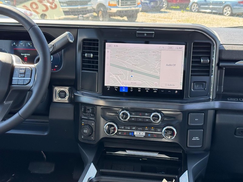 Ford Super Duty F-250 SRW Vehicle Full-screen Gallery Image 16