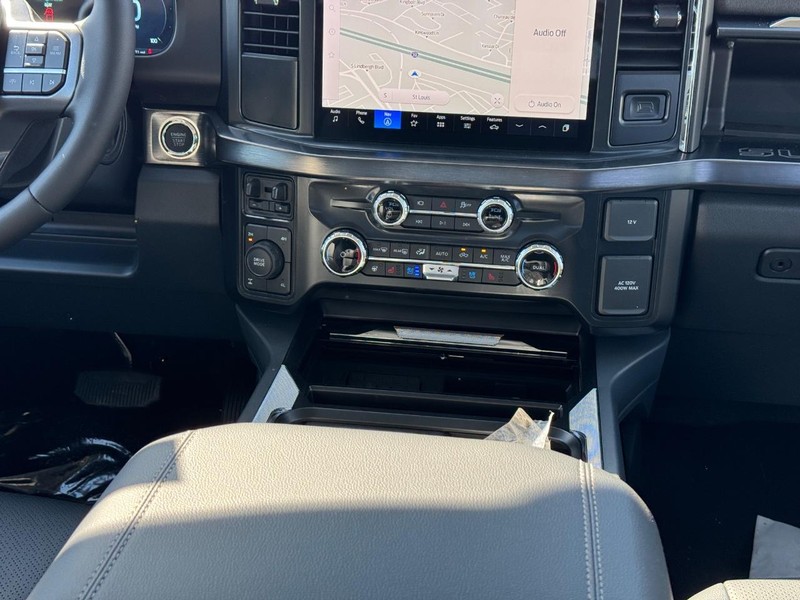 Ford Super Duty F-250 SRW Vehicle Full-screen Gallery Image 17
